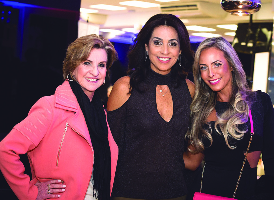 Izaura Hillani (à dir.), da rede de salões Expert Beauty Center, com suas amigas Claudete Matte (casaco rosa) e Irit Czerny no Expert Fashion Day, realizado na unidade do Cabral, que teve como modelos as próprias clientes da rede. | Picture in Box