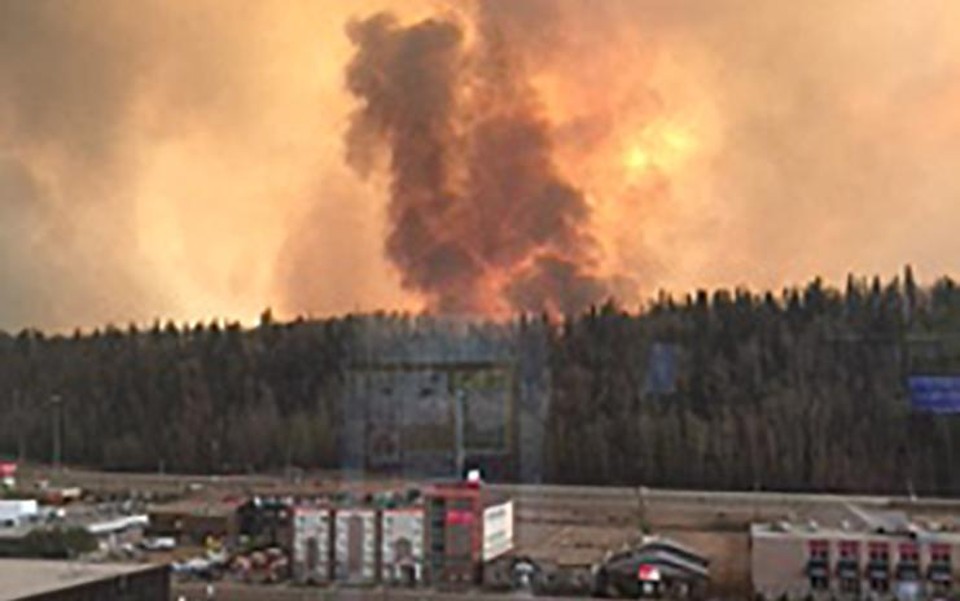 Fumaça e fogo cercam a cidade de Fort McMurray, no Canadá, exigindo a evacuação imediata | LYNN DAINA/AFP