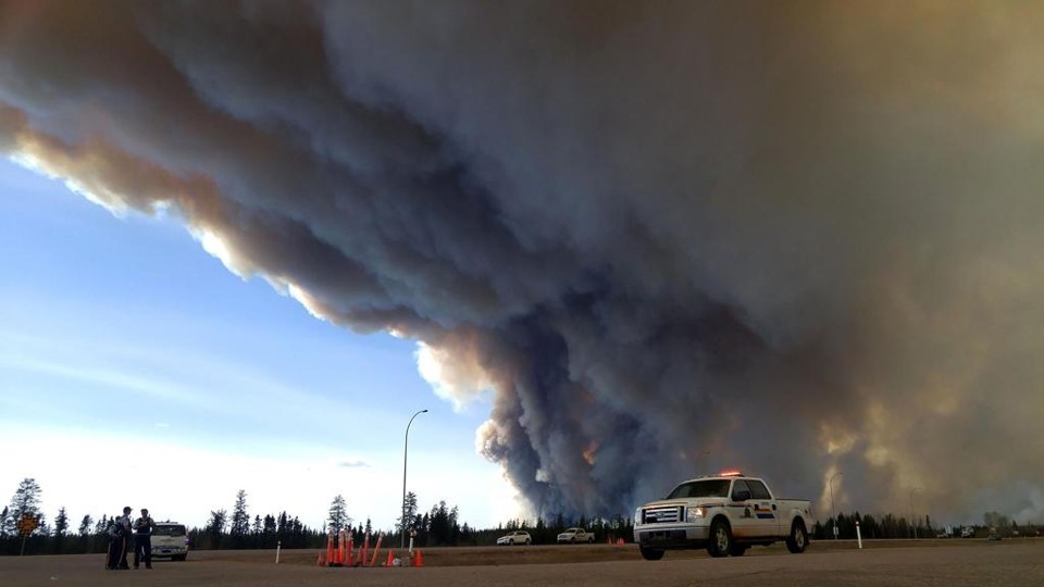 Fogo fora de controle assusta canadenses na região de For McMurray | RCMP ALBERTA/AFP