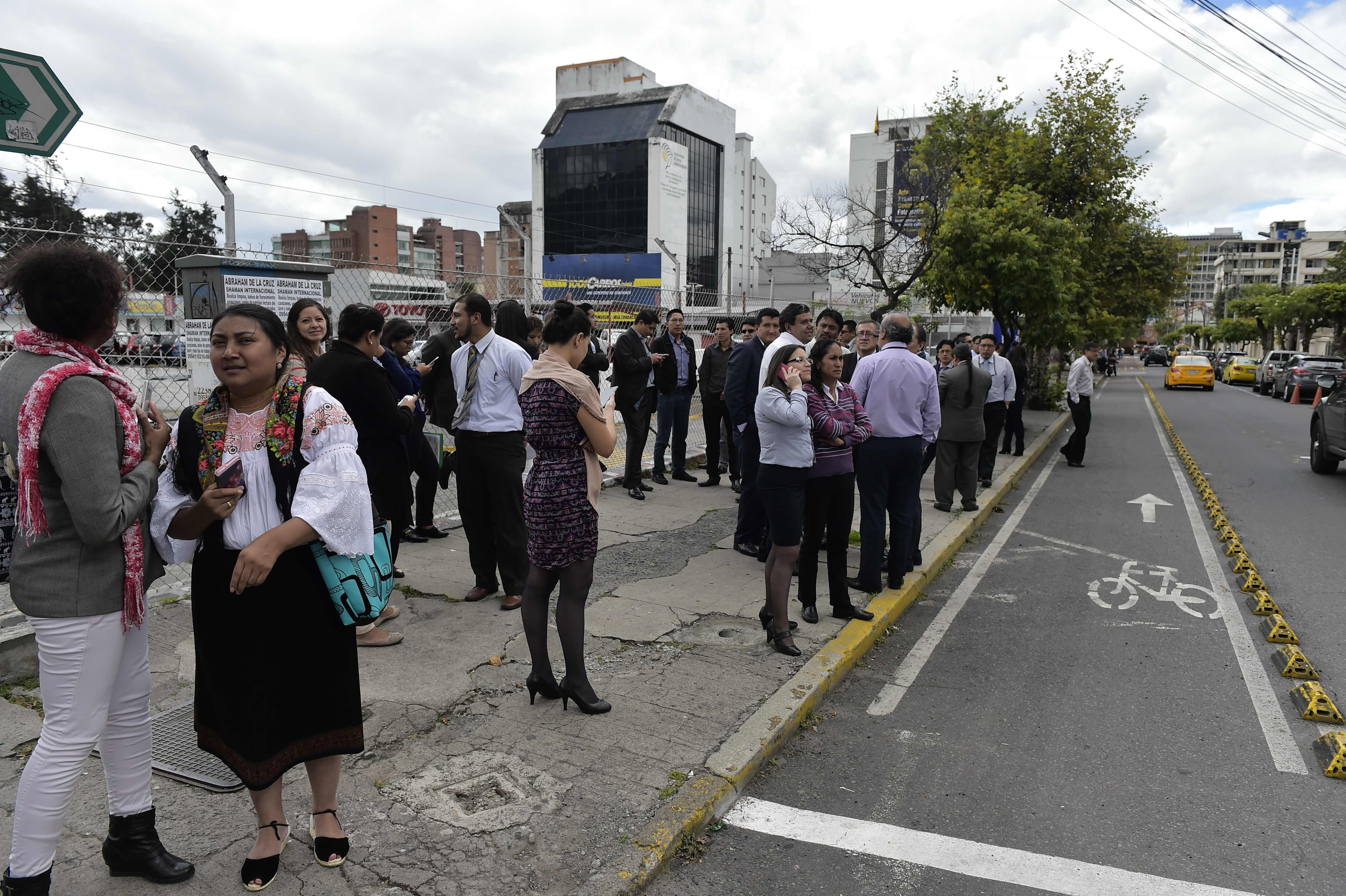 Depois de segundo tremor no mesmo dia, equatorianos ficam na rua em Quito | RODRIGO BUENDIA/AFP