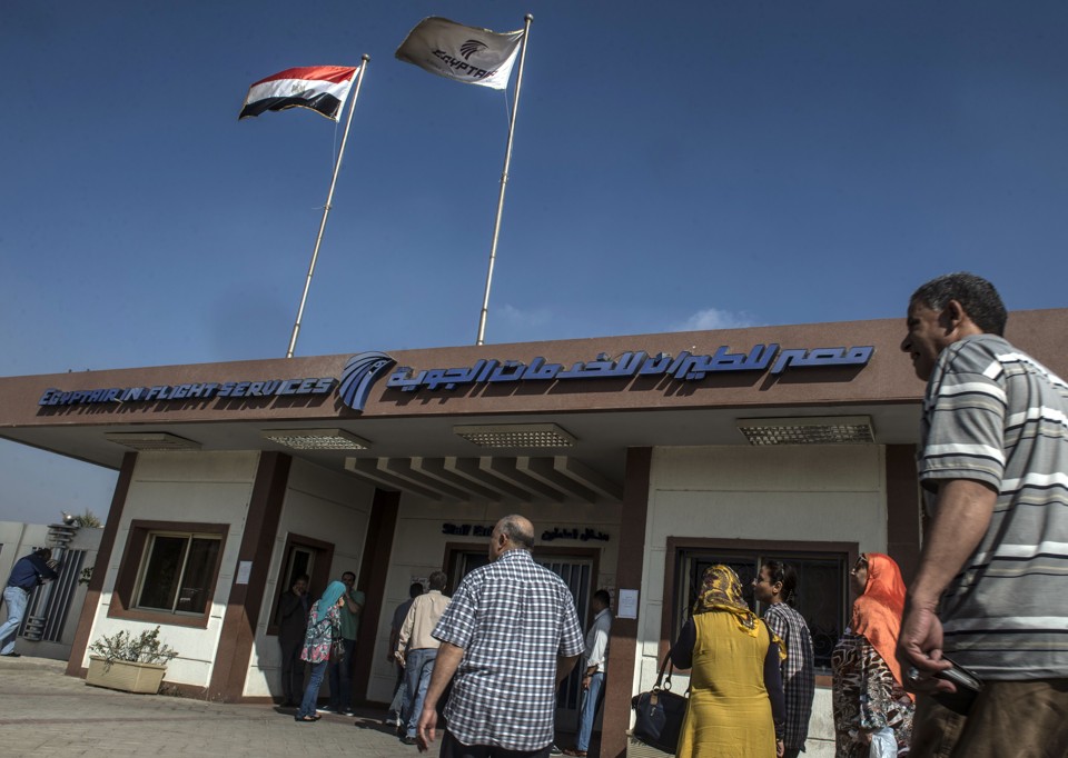 Parentes de passageiros do voo da EgyptAir,que desapareceu do radar, deixam aeroporto no Cairo, onde buscavam mais informações | KHALED DESOUKI/AFP