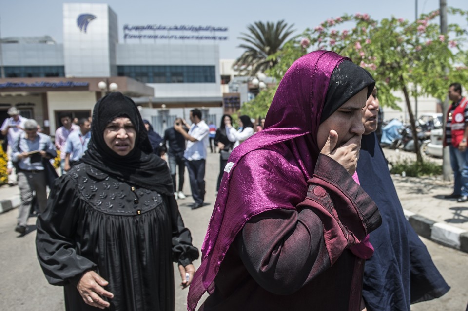 Familiares de passageiros que estavam no avião da EgyptAir que caiu vão ao aeroporto do Cairo em busca de mais informações | KHALED DESOUKI/AFP