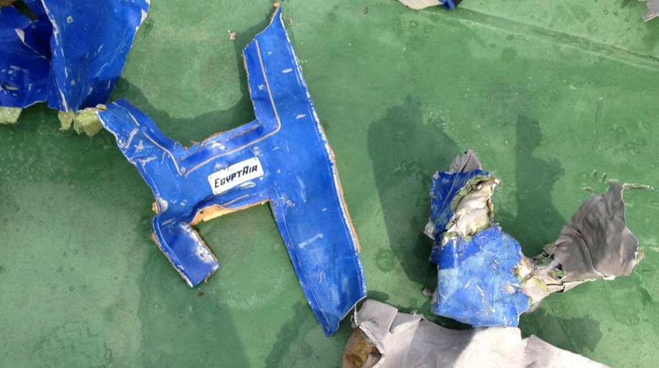 Foto postada no Facebook do porta-voz das forças militares do Egito. A imagem mostra destroços do avião da EgyptAir . | HO/AFP