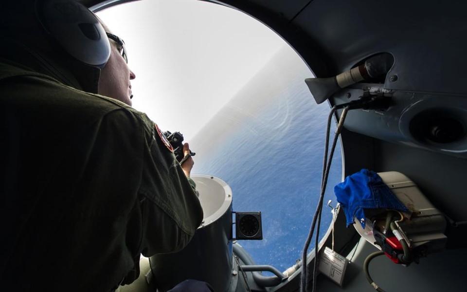 Soldado francês durante as buscas dos destroços do voo da EgyptAir. | Alexandre
Groyer/AFP