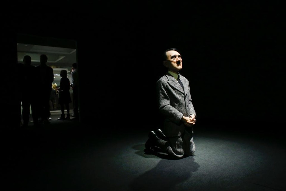 Peça que mostra Hitler rezando alcançou valor acima do esperado: equivalente a R$ 35 milhões) | KENA BETANCUR/AFP
