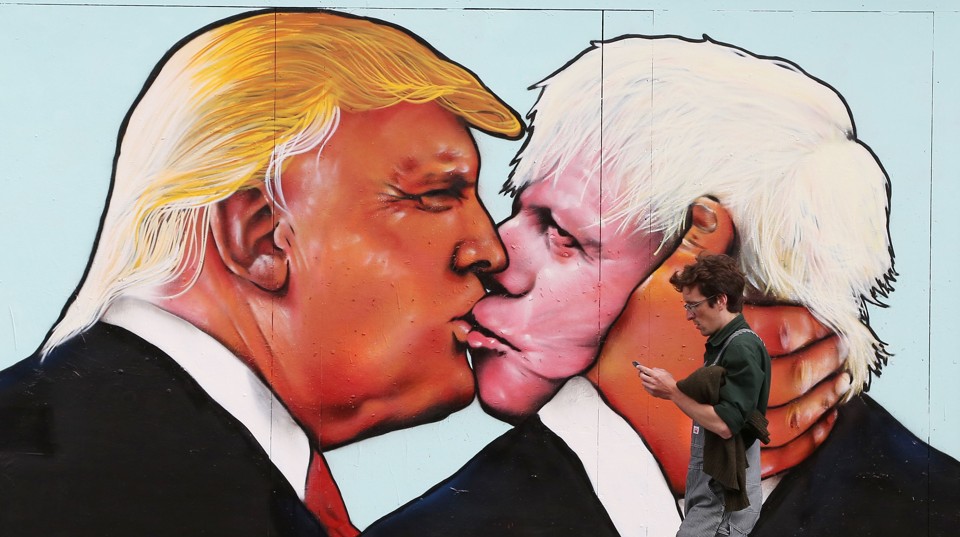Donald Trump e Boris Johnson : painel em Bristol lembra grafite clássico de Berlim | GEOFF CADDICK/AFP