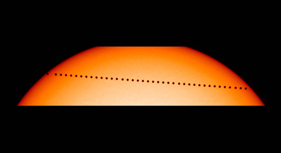 Foto de arquivo da Nasa mostra trajetória de Mercúrio diante do Sol em 2003 | NASA/AFP
