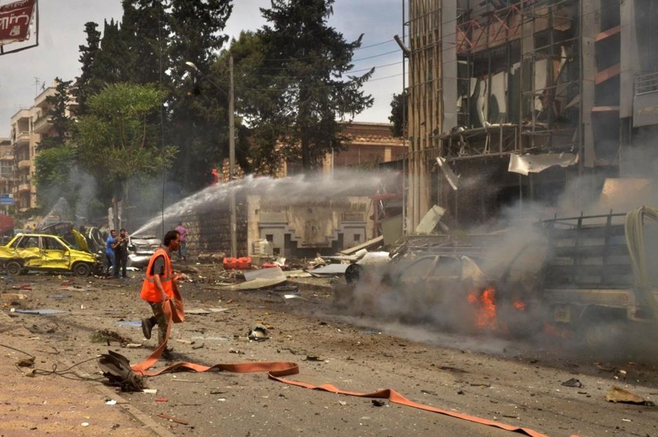 Bombeiros contêm fogo em hospital de Aleppo bombardeado | George Ourfalian/AFP