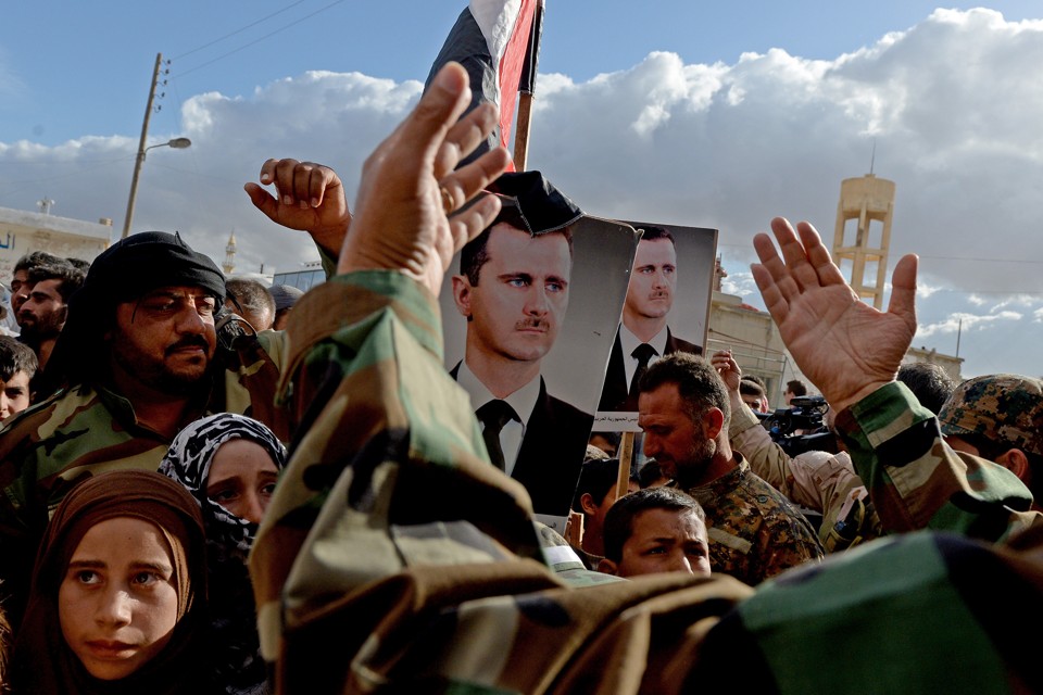 Moradores de pequena aldeia síria, perto da cidade de Hama, reagem à chegada de militares russos | VASILY MAXIMOV/AFP