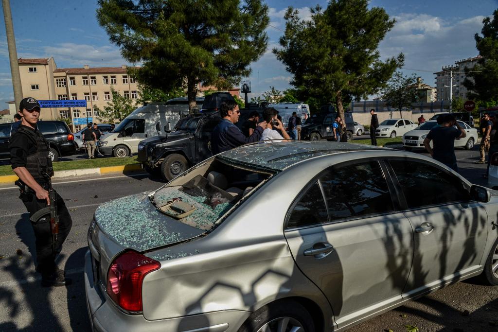 Vidros quebrados em carro após a explosão de uma bomba que deixou três mortos na cidade de Diyarbakir | ILYAS AKENGIN/AFP