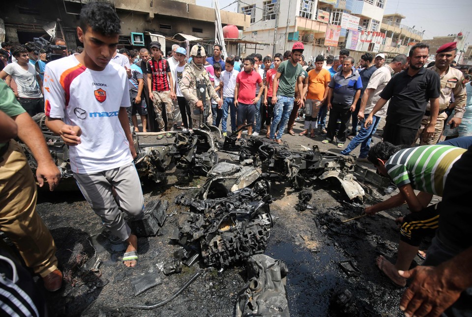 Iraquianos observam destruição depois de ataque com carro-bomba a mercado em Bagdá | AHMAD AL-RUBAYE/AFP