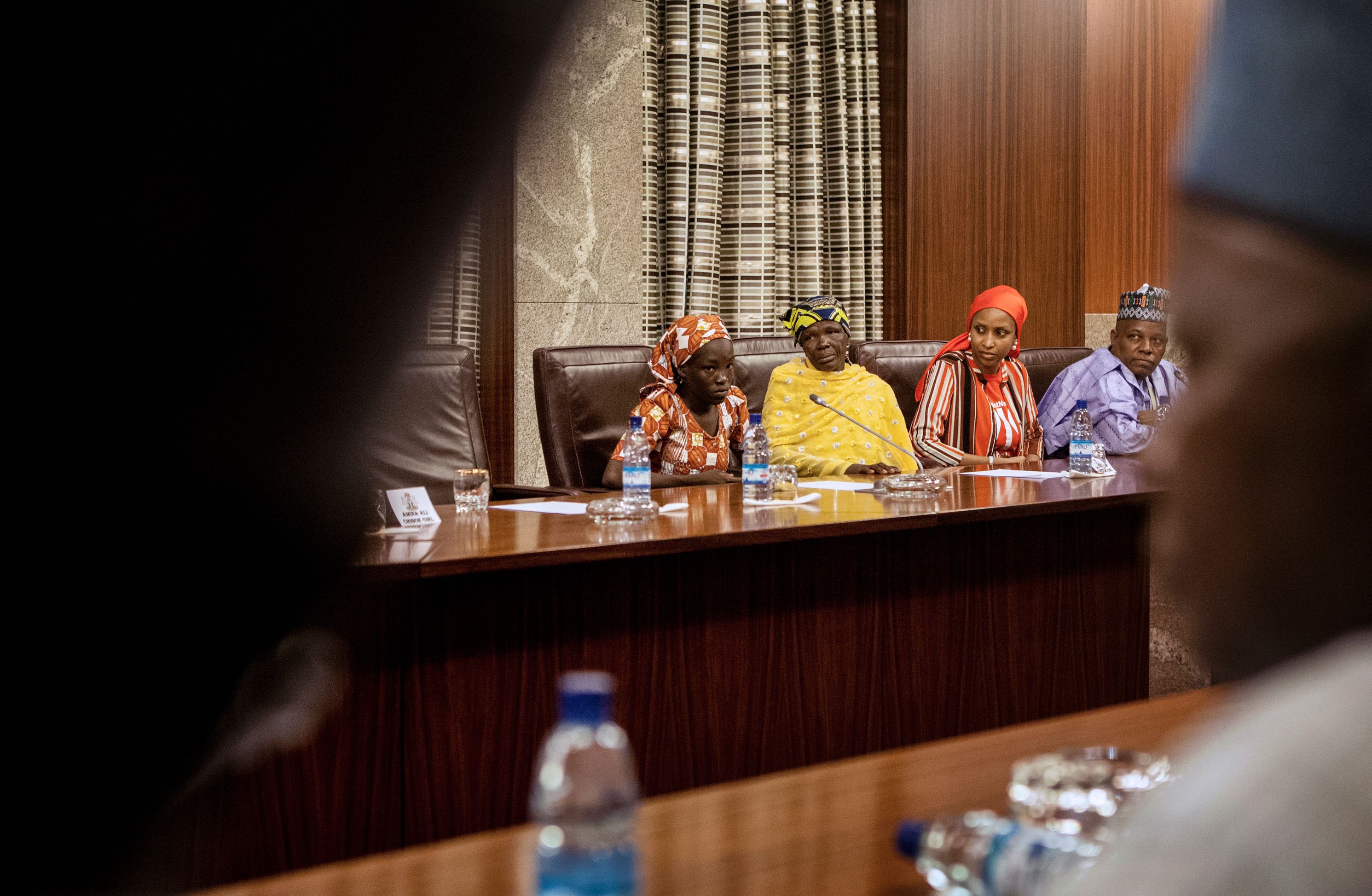 Amina Ali (à esquerda), a primeira estudante resgatada, durante reunião com o presidente Muhammadu Buhari | FLORIAN PLAUCHEUR/AFP