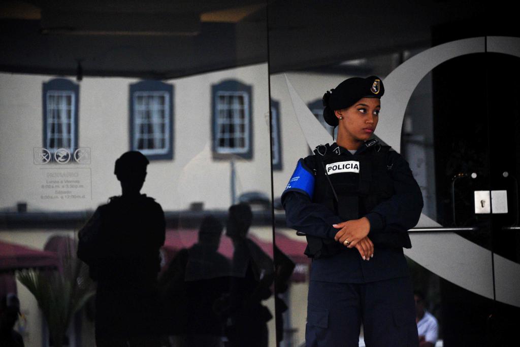 Policial panamenha em frente ao Balboa Bank & Trust | RODRIGO ARANGUA/AFP