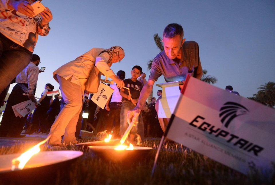 Egípcios fazem homenagem às 66 vítimas do voo | KHALED DESOUKI/AFP