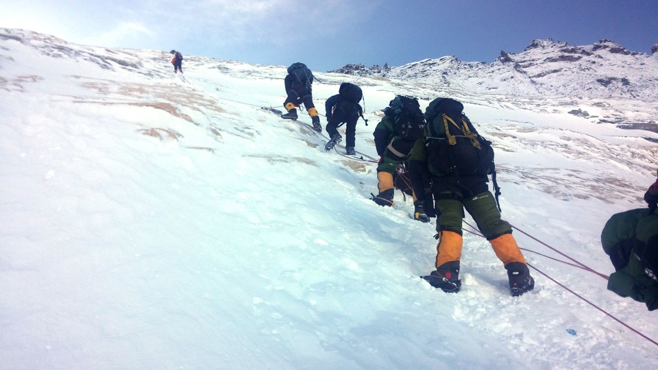 Em 2016, cinco pessoas, entre alpinistas e guias, morreram no Himalaia | NIMA GYALZEN SHERPA/AFP