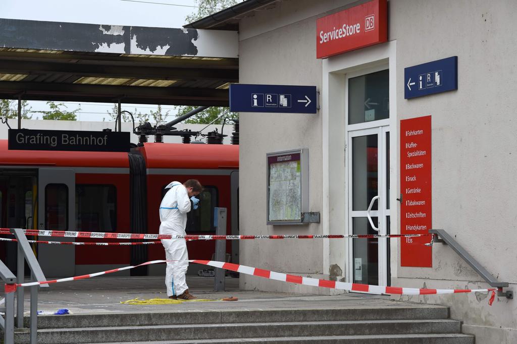 Legista analisa provas na estação de trem onde ocorreu ataque nesta terça-feira, na Alemanha | CHRISTOF STACHE/AFP