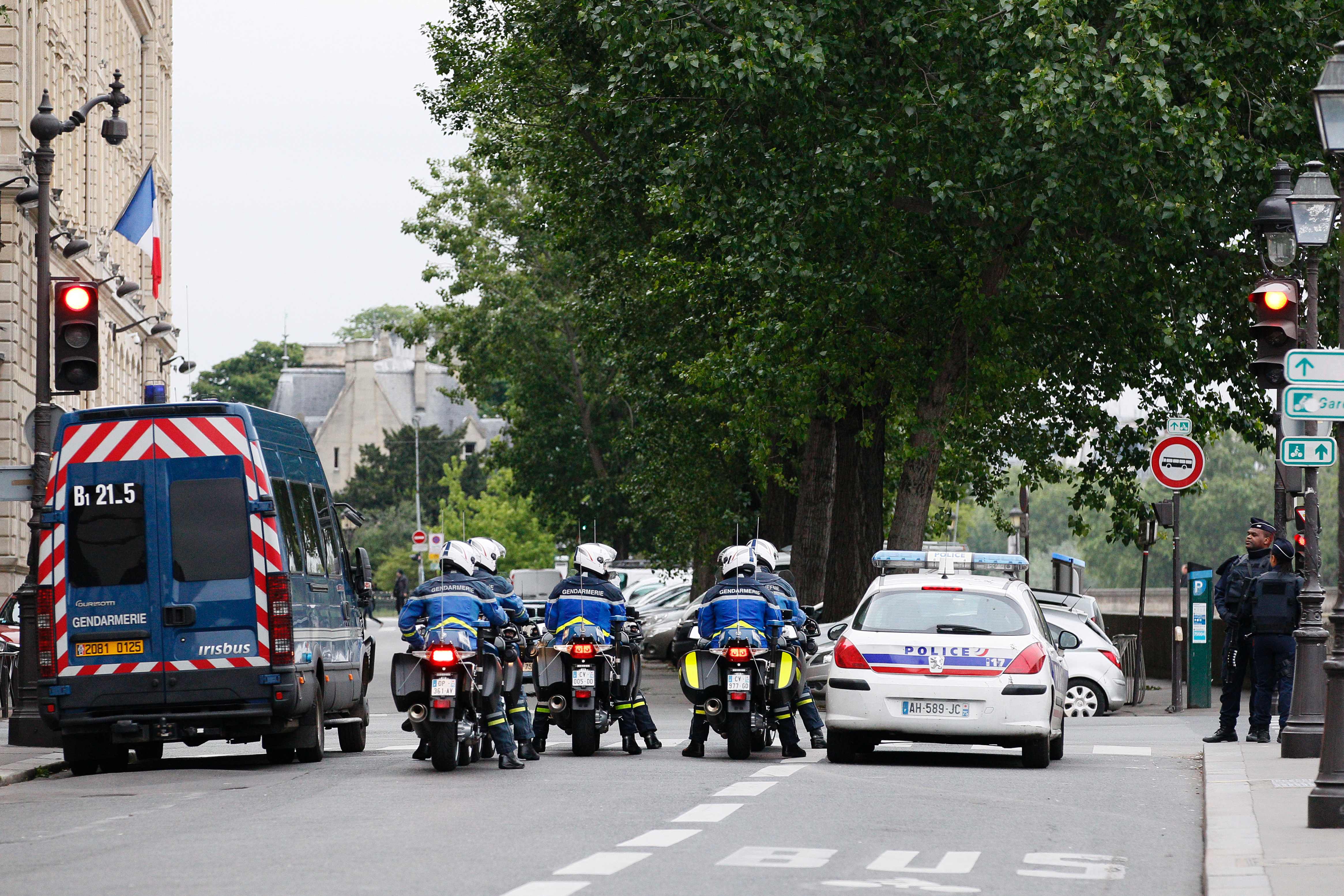 Polícia francesa bloqueia rua para a passagem de comboio que leva Salah Abdeslam para prestar depoimento | MATTHIEU ALEXANDRE/AFP