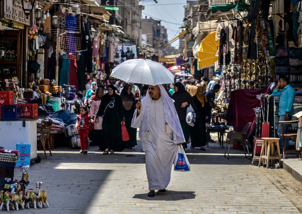 Homem caminha pela rua do mercado Khan al-Khalili, no Cairo: novo acidente aéreo é um duro golpe para economia do Egito | STRINGER/AFP