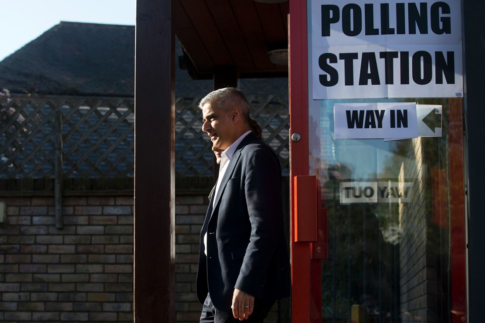 Sadiq Khan é favorito na disputa pela prefeitura de Londres | JUSTIN TALLIS/AFP