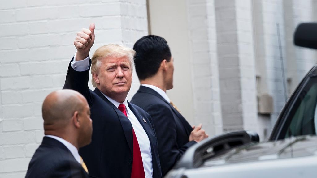 Donald Trump chega à sede do Partido Republicano para o encontro com líderes da agremiação nesta quinta (12). | Brendan Smialowski/AFP