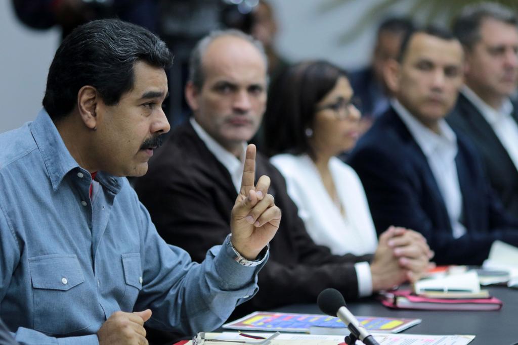 Maduro denunciou que “estão ativando medidas a partir de Washington, pedidas e promovidas por fatores da direita fascista venezuelana, encorajados pelo golpe de Estado do Brasil” | MARCELO GARCIA/AFP
