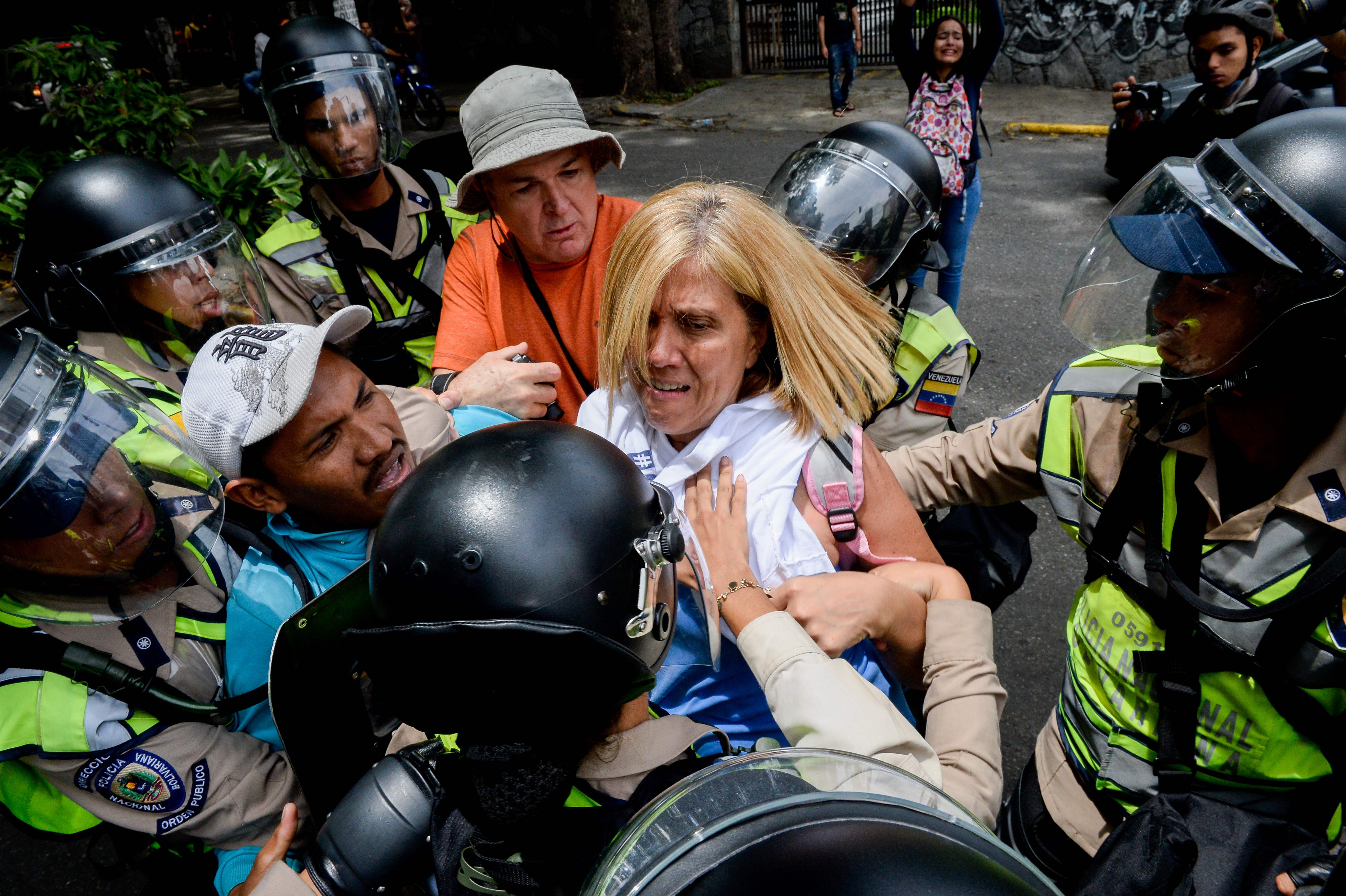 Pessoas são presas durante protesto contra o presidente Nicolás Maduro na Venezuela | FEDERICO PARRA/AFP