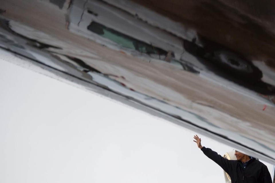 Obama acena antes de embarcar no Air Force One, em Maryland. | Jim Watson/AFP