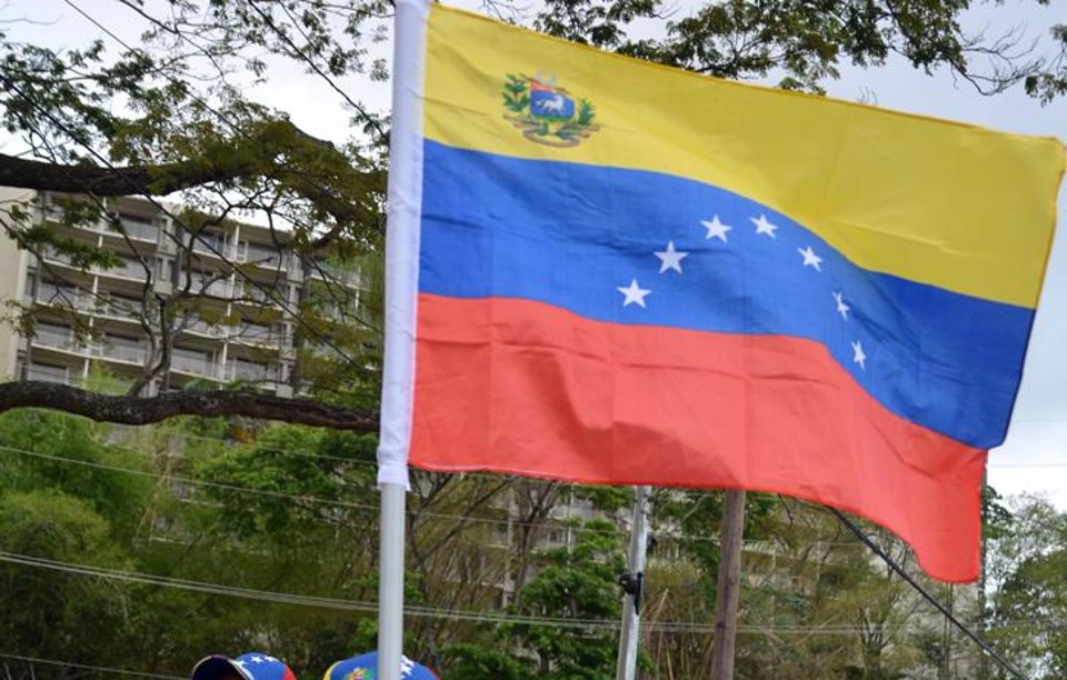 Venezuelanos que moram em Trinidad e Tobago protestam contra Maduro | ALVA VIARRUEL/AFP