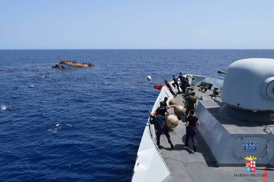 Imagem divulgada pela Guarda Costeira italiana na última quarta-feira (25) mostra naufrágio de barco de imigrantes na costa da Líbia. | STR/AFP