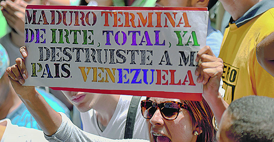 Centenas de pessoas marcharam nas ruas da capital Caracas. | Juan Barreto/AFP