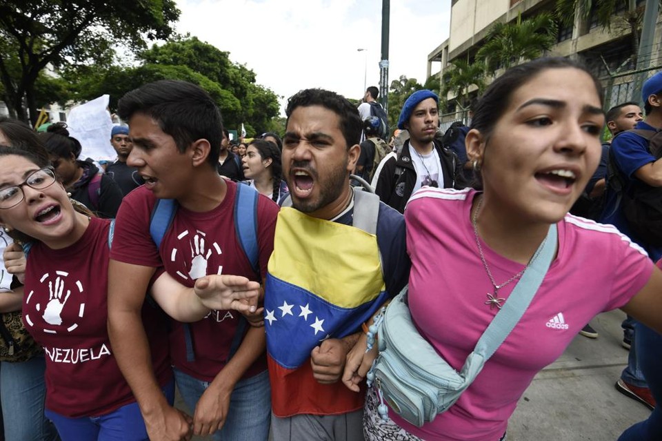 Estudantes venezuelanos protestam pelas ruas de Caracas | Juan Barreto/AFP