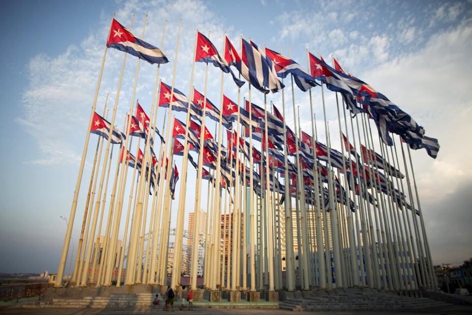 Bandeiras cubanas diante da embaixada dos EUA em Havana. | Alexandre Meneghini/Reuters