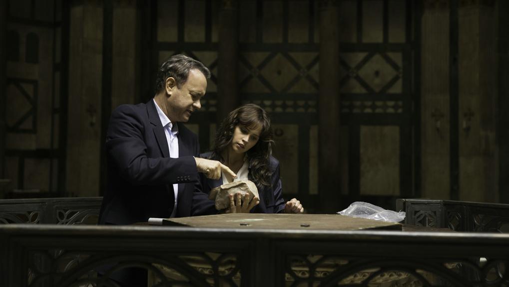 Tom Hanks e Felicity Jones, em cena do novo filme. | Divulgação