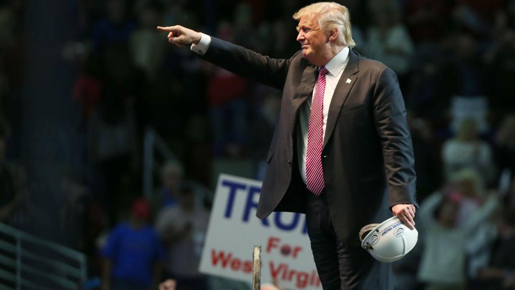 Republicano deixou o palanque de um comício na Virgínia Ocidental ao som de “Start Me Up” e “You Can’t Always Get What you Want”. | Mark Lyons/AFP