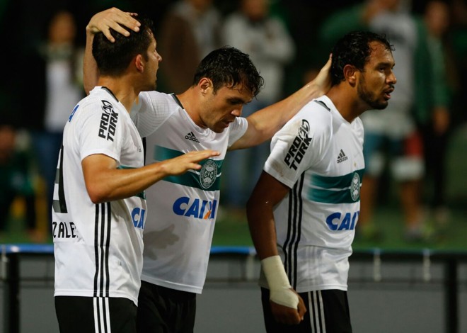 Kléber comemora com Vinícius, autor do passe, e Gonzalez o gol da vitória. | Henry Milléo/Gazeta do Povo