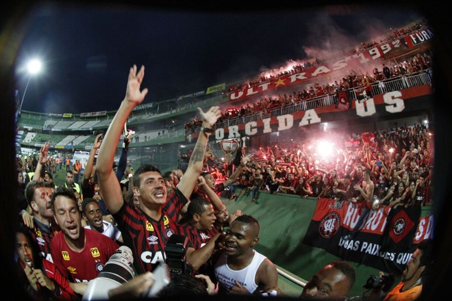 Jogadores atleticanos comemoram título no Couto Pereira, casa do maior rival, o Coritiba | Daniel CastellanoGazeta do Povo