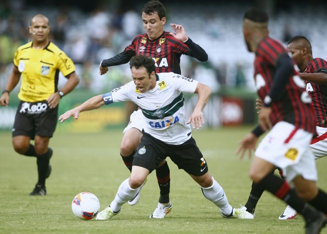Pablo faz falta em Kléber na tentativa de desarme. Árbitro tava no lance e apitou | Marcelo Andrade/Gazeta do Povo
