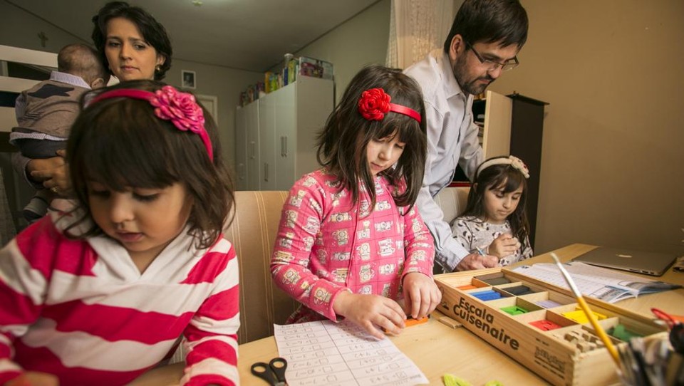 Educação domiciliar ganha força no Brasil e busca legalização Ensino em casa, apesar de não reconhecido pela legislação brasileira, não é bagunça: as filhas de Manoela Martins têm lugar e horário determinado para estudar | Marcelo Andrade/Gazeta do Povo