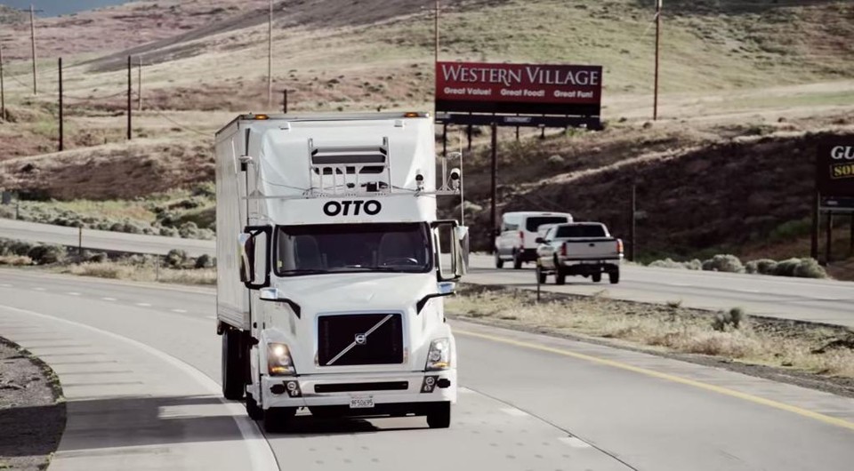 Diferente de um motorista, com as suas respectivas limitações, o piloto automático pode conduzir um veículo dia e noite, o que reduziria o tempo de entrega pela metade | Otto/Divulgação