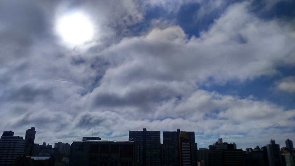 Sol aparece em Curitiba na manhã deste sábado (21). | Antônio More/Gazeta do Povo