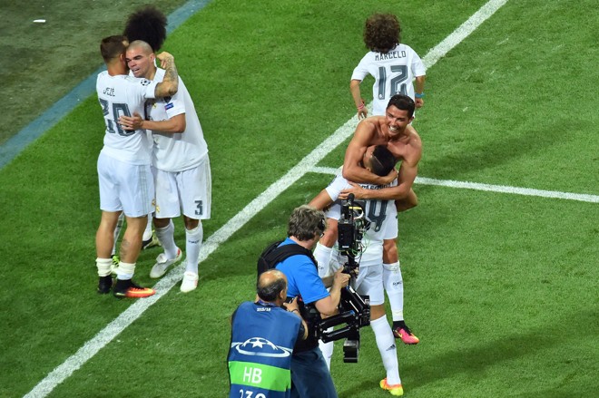 Cristiano Ronaldo comemora com Casemiro, convocado para a Copa América | GIUSEPPE CACACE/AFP
