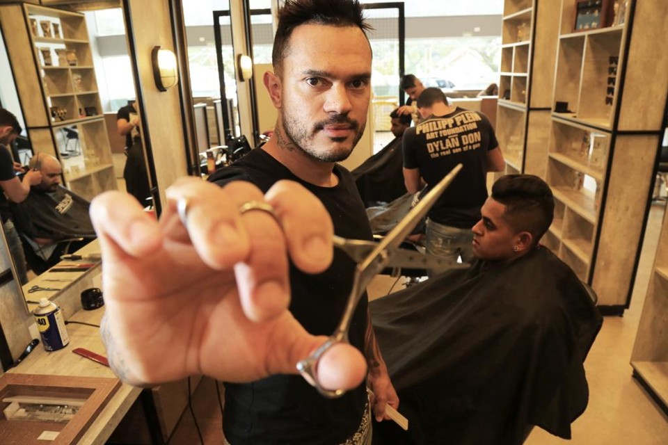 Luiz Roberto Gomes, proprietário do salão de beleza Louis Hair Beauty Center, fez investimento em reformas. | Ivonaldo Alexandre/Gazeta do Povo