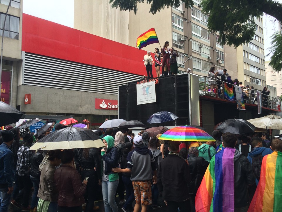 Mesmo com chuva, cerca de 100 manifestante participaram de ato que comemora fim  da classificação da homossexualidade como doença mental. | Rafael Costa/Gazeta do Povo