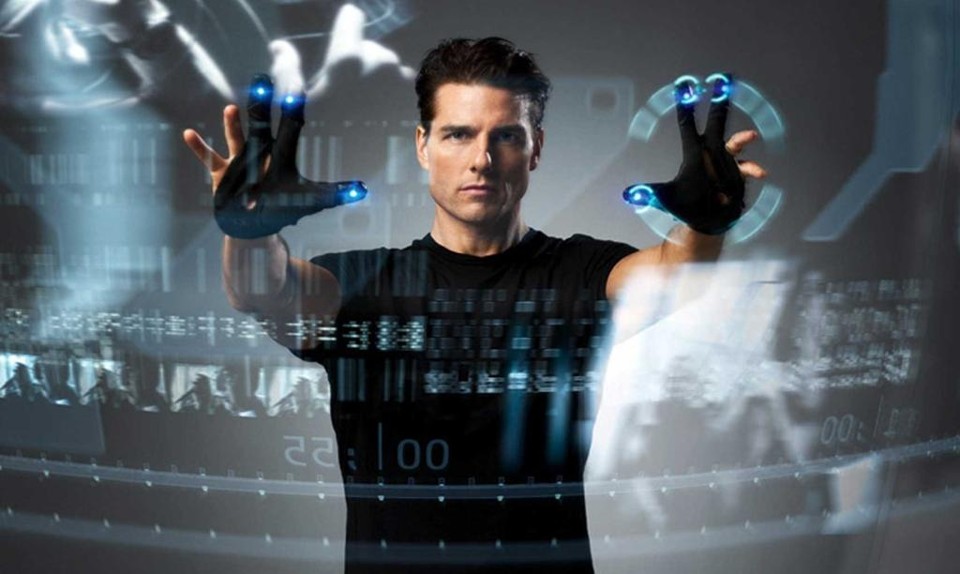 Tecnologia vista no filme Minority Report chega à vida real antes do esperado Em Minority Report, o agente interpretado por Tom Cruise usa movimentos com a mão para analisar vídeos e arquivos de som | Divulgação