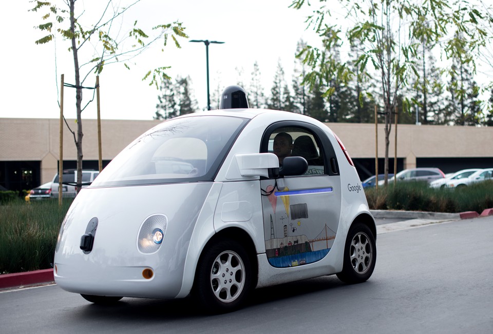 Foto de arquivo, de janeiro deste ano, mostra carro autônomo atravessando estacionamento da sede do Google, na Califórnia | NOAH BERGER/AFP