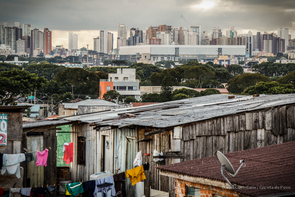 Estudo mostra que, de 2015 para 2016, a classe que abrange famílias com renda média de R$ 4,9 mil perdeu 533,9 mil domicílios | Daniel Castellano/Gazeta do Povo