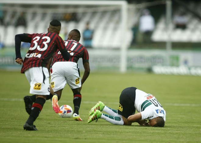 Nikão rouba a bola enquanto Carlinhos reclama de falta do jogador atleticano | Marcelo Andrade/Gazeta do Povo