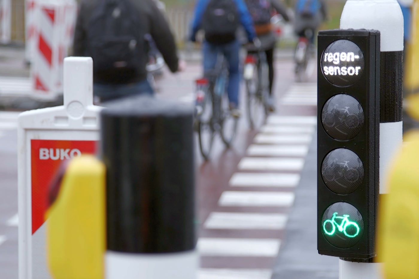 Semáforos instalados de Rotterdam , na Holanda, reduzem o tempo de espera para a travessia para ciclistas quando está chovendo. | Popupcity.net/Reprodução