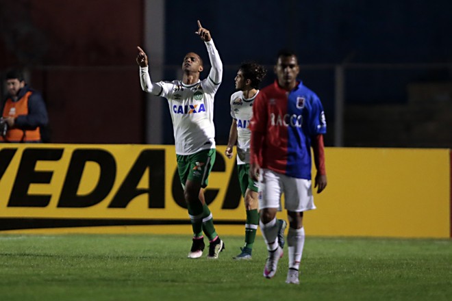 Bruno Rangel abriu o placar para a Chapecoense na Vila Capanema. | Albari Rosa/Gazeta do Povo