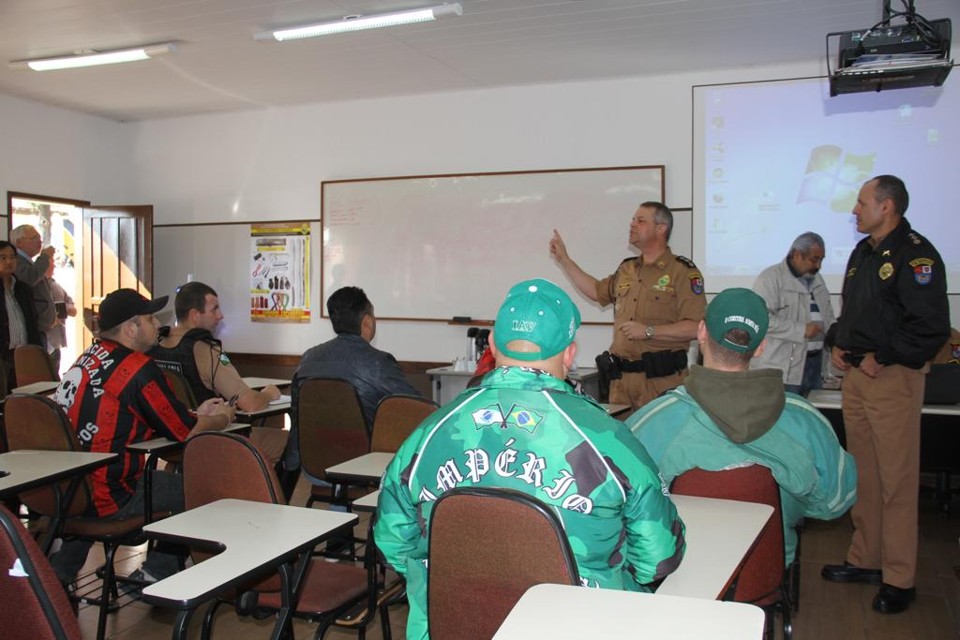 Integrantes das torcidas organizadas de Atlético e Coritiba participam de reunião com a Polícia Militar antes do clássico decisivo. | Polícia Militar/Divulgação